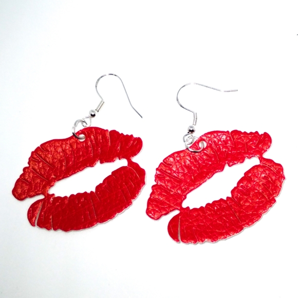 Kissy lip earrings - Picture 1 of 1